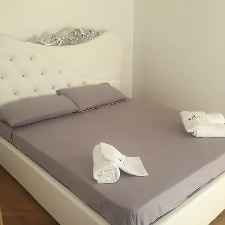 Maison Burlesque Bed & Breakfast *